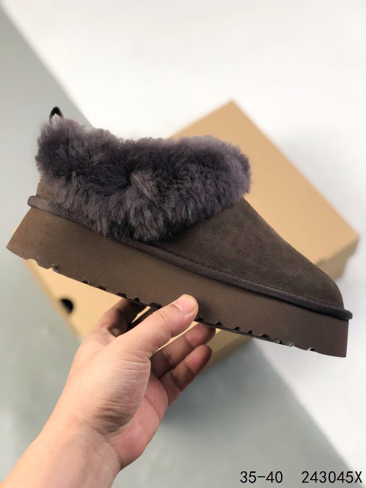 💰160 
UGG 周冬雨Mini短靴秋冬羊皮毛一体雪地靴 全鞋采用ZP同厂 隆丰A级澳洲进口羊皮毛一体 品牌代工厂生产线 完全遵循ZP工艺流程 代工厂原厂版师 秉承无原鞋不开发选择 注重每一处细节 市面最正版型 TREADLITE”轻翼“科技外底 轻便/耐用/柔韧/桩型  
Size：如图
ID:243045X