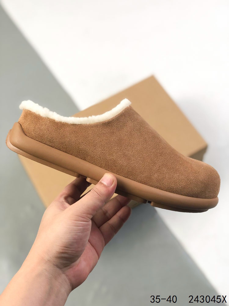 💰160 
UGG 周冬雨Mini短靴秋冬羊皮毛一体雪地靴 全鞋采用ZP同厂 隆丰A级澳洲进口羊皮毛一体 品牌代工厂生产线 完全遵循ZP工艺流程 代工厂原厂版师 秉承无原鞋不开发选择 注重每一处细节 市面最正版型 TREADLITE”轻翼“科技外底 轻便/耐用/柔韧/桩型  
Size：如图
ID:243045X
