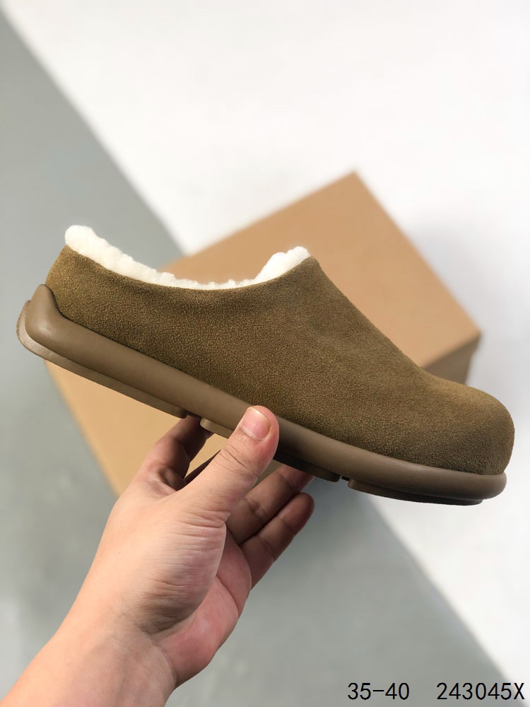 🈴️ 💰160 
UGG 周冬雨Mini短靴秋冬羊皮毛一体雪地靴 全鞋采用ZP同厂 隆丰A级澳洲进口羊皮毛一体 品牌代工厂生产线 完全遵循ZP工艺流程 代工厂原厂版师 秉承无原鞋不开发选择 注重每一处细节 市面最正版型 TREADLITE”轻翼“科技外底 轻便/耐用/柔韧/桩型  
Size：如图
ID:243045X