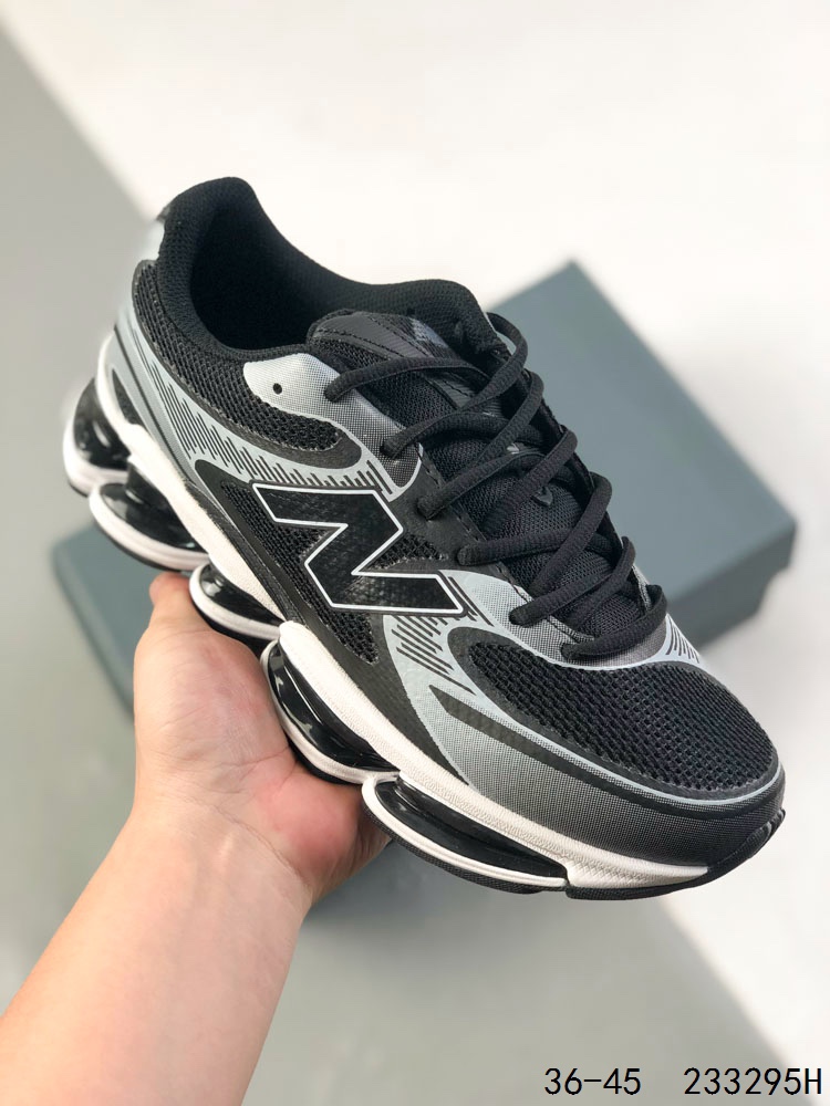 【公司级】New Balance 新鞋型!新百伦NEW BALANCE NB2000系列复古潮流网眼透气跑鞋2000年代风格轻便耐磨厚底增高 气垫缓震运动老爹鞋,这双New Balance 2000 依然是融合了新旧元素的跑鞋造型,命名为 2000,或许是它的设计理念有着 Y2K 的血统.最大的亮点,在于这双鞋的中底.中底造型太抓眼球了,五个 ABZORB 单元!带来极具辨识度和冲击力的视觉效果,让这双鞋在外观和脚感方面都颇具吸引力.鞋面会比以往 New Balance 更扁平化,配合夸张的中底,看上去很有未来感.并且鞋头的线条看上去十分流畅,对于 New Balance 粉丝来说,一定会觉得很新颖. 货号:U2000PBB 尺码:如图 ID:233295H
