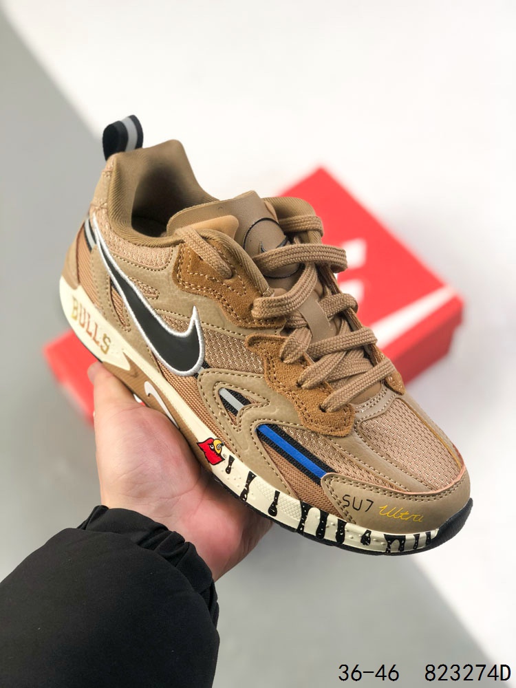 真标带半码! 耐克 Futura x Nike Jam Train「Olympics」 "奧林匹克 "於 2024 年 7 月发布 Nike2024 年 耐克果醬霹靂舞鞋 时尚休闲运动板鞋,为了庆祝即将到来的 2024 年巴黎奥运会,Nike 推出了 Nike Jam.这款创新运动鞋型专门为 Breaking 而设计——该舞种今年将首次亮相奥运会.更令人惊喜的是,著名涂鸦艺术家 Futura 与 Nike 合作推出了一个特别版本——Futura x Nike Jam Train「Olympics」.该鞋的特点是其响应缓冲系统和轻便透气的结构,采用了充满动态感的白色、光子尘埃灰、铂金和黑色配色,鞋垫、内衬以及后跟标签处均饰有 Futura 的标志性艺术图案. ID:823274D