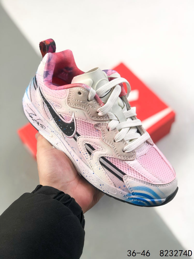 真标带半码! 耐克 Futura x Nike Jam Train「Olympics」 "奧林匹克 "於 2024 年 7 月发布 Nike2024 年 耐克果醬霹靂舞鞋 时尚休闲运动板鞋,为了庆祝即将到来的 2024 年巴黎奥运会,Nike 推出了 Nike Jam.这款创新运动鞋型专门为 Breaking 而设计——该舞种今年将首次亮相奥运会.更令人惊喜的是,著名涂鸦艺术家 Futura 与 Nike 合作推出了一个特别版本——Futura x Nike Jam Train「Olympics」.该鞋的特点是其响应缓冲系统和轻便透气的结构,采用了充满动态感的白色、光子尘埃灰、铂金和黑色配色,鞋垫、内衬以及后跟标签处均饰有 Futura 的标志性艺术图案. ID:823274D
