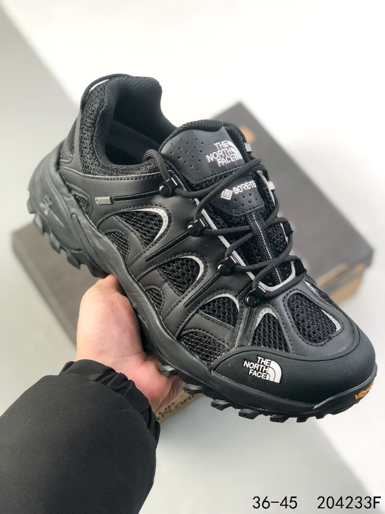 公司级带半码! The North Face Altamesa 500 北面缓震越野跑鞋户外透气徒步鞋 中底搭载的是 The North Face 专研的DREAM超临界发泡材料,带来舒适和稳定兼具的脚感.‍‍‍‍ 大底是 The North Face 当家的Surface CTRL橡胶大底,前掌加宽,中足稳固,后跟锁定,搭配 4mm 齿深,可以应对绝大多数路面状况.‍‍‍‍‍‍‍‍‍‍‍ 弧形滚动鞋底设计,配上 6mm 跟差,带来足够的滚动效能,增强推进力.‍‍‍‍‍‍‍‍‍‍‍鞋外侧是 The North Face LOGO 的象征:美国优胜美地国家公园最高山峰 Half Dome 坐标,并以等高线花纹装饰. ID:204233F