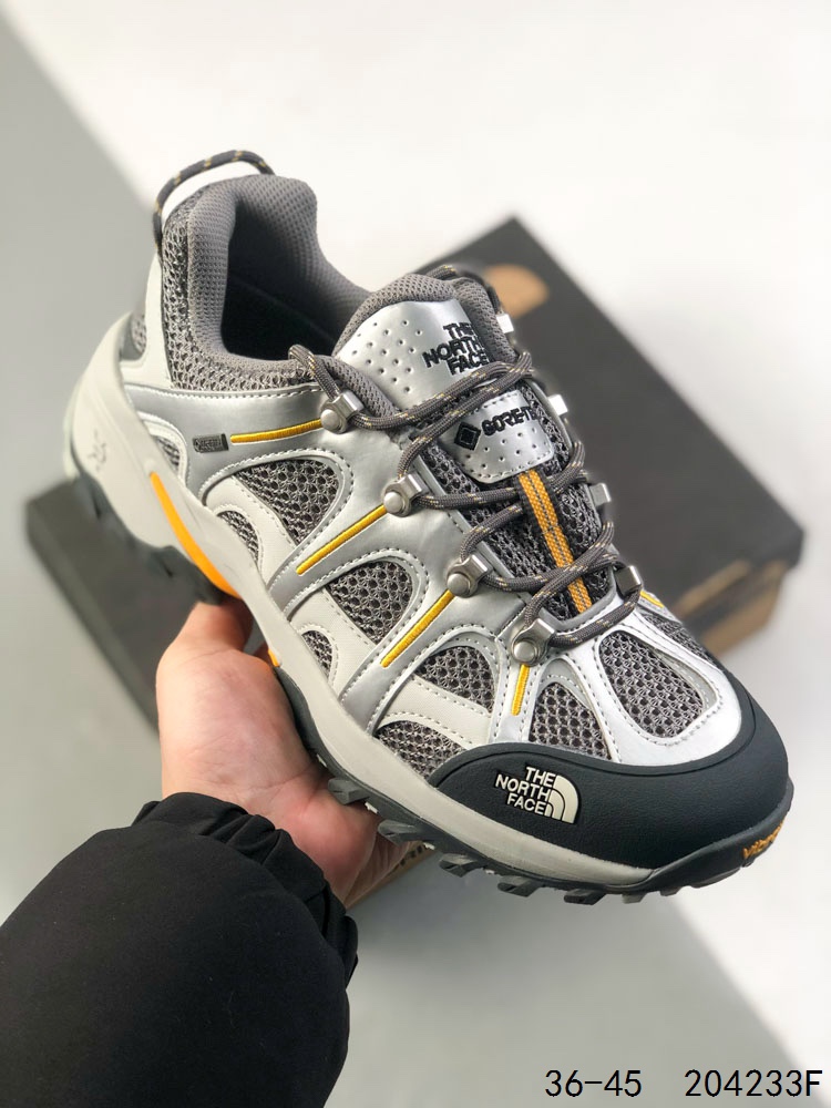 公司级带半码! The North Face Altamesa 500 北面缓震越野跑鞋户外透气徒步鞋 中底搭载的是 The North Face 专研的DREAM超临界发泡材料,带来舒适和稳定兼具的脚感.‍‍‍‍ 大底是 The North Face 当家的Surface CTRL橡胶大底,前掌加宽,中足稳固,后跟锁定,搭配 4mm 齿深,可以应对绝大多数路面状况.‍‍‍‍‍‍‍‍‍‍‍ 弧形滚动鞋底设计,配上 6mm 跟差,带来足够的滚动效能,增强推进力.‍‍‍‍‍‍‍‍‍‍‍鞋外侧是 The North Face LOGO 的象征:美国优胜美地国家公园最高山峰 Half Dome 坐标,并以等高线花纹装饰. ID:204233F