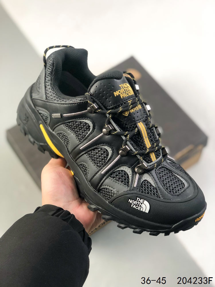 公司级带半码! The North Face Altamesa 500 北面缓震越野跑鞋户外透气徒步鞋 中底搭载的是 The North Face 专研的DREAM超临界发泡材料,带来舒适和稳定兼具的脚感.‍‍‍‍ 大底是 The North Face 当家的Surface CTRL橡胶大底,前掌加宽,中足稳固,后跟锁定,搭配 4mm 齿深,可以应对绝大多数路面状况.‍‍‍‍‍‍‍‍‍‍‍ 弧形滚动鞋底设计,配上 6mm 跟差,带来足够的滚动效能,增强推进力.‍‍‍‍‍‍‍‍‍‍‍鞋外侧是 The North Face LOGO 的象征:美国优胜美地国家公园最高山峰 Half Dome 坐标,并以等高线花纹装饰. ID:204233F