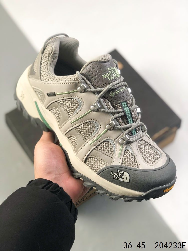 公司级带半码! The North Face Altamesa 500 北面缓震越野跑鞋户外透气徒步鞋 中底搭载的是 The North Face 专研的DREAM超临界发泡材料,带来舒适和稳定兼具的脚感.‍‍‍‍ 大底是 The North Face 当家的Surface CTRL橡胶大底,前掌加宽,中足稳固,后跟锁定,搭配 4mm 齿深,可以应对绝大多数路面状况.‍‍‍‍‍‍‍‍‍‍‍ 弧形滚动鞋底设计,配上 6mm 跟差,带来足够的滚动效能,增强推进力.‍‍‍‍‍‍‍‍‍‍‍鞋外侧是 The North Face LOGO 的象征:美国优胜美地国家公园最高山峰 Half Dome 坐标,并以等高线花纹装饰. ID:204233F