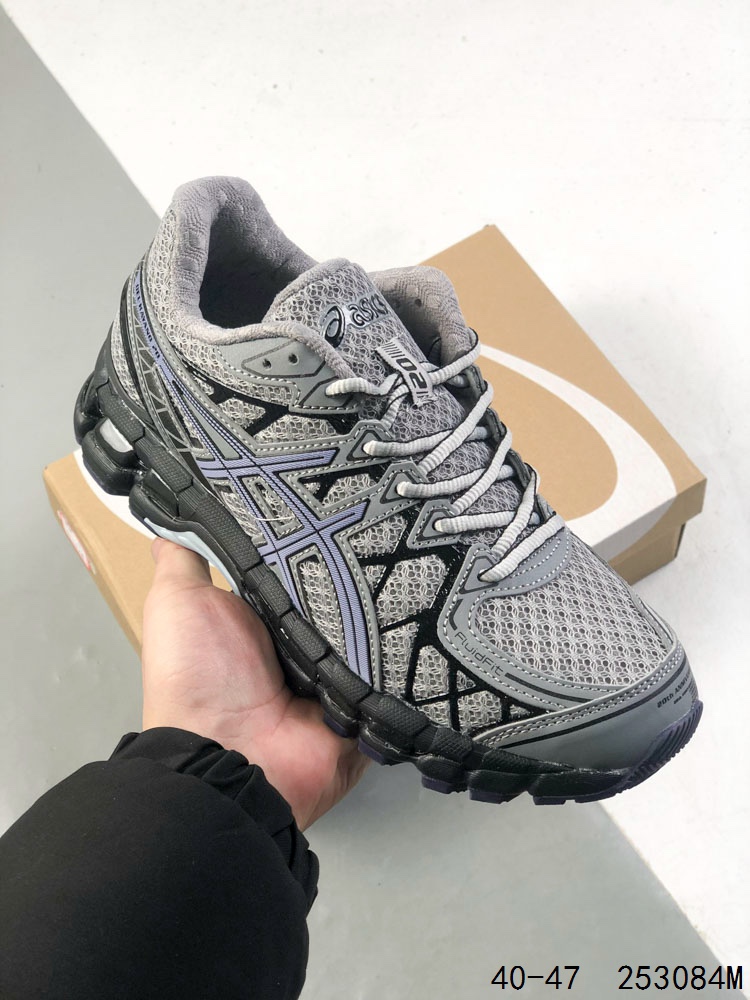 开年不久,持续打造「爆款」的 ASICS亚瑟士再度深挖自己的历史档案库,宣布旗下经典之作 GEL-KAYANO 20 首次重磅回归. 作为 2010 年代初至中期鞋面无缝化设计热潮下的典型代表,此次回归的 GEL-KAYANO 20 在保留原档案鞋型取自建筑美学的设计语言的同时,又延续了其优异的缓震性能. 极具视觉张力的色彩组合碰撞搭配金属质感细节,辅以整体的流线型造型,勾勒出独特的机能美学 ID:253084M