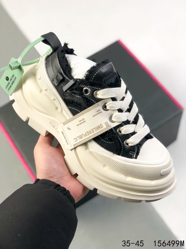 💰320
公司级✅SMILEREPUBLIC SMILE QUEEN CLASSIC 经典色 开口笑2.0 防滑耐磨增高 低帮 老爹鞋
厚底设计增强视觉冲击，低帮轮廓平衡日常穿搭，经典元素延续品牌格调叛逆色彩彰显态度理念，以纯粹黑色为视觉语言，通过白色帆布流苏点綴边缘既保留简约复古的利落线条，又融入现代都市的通動需求。
尺码:如图
ID：156099M