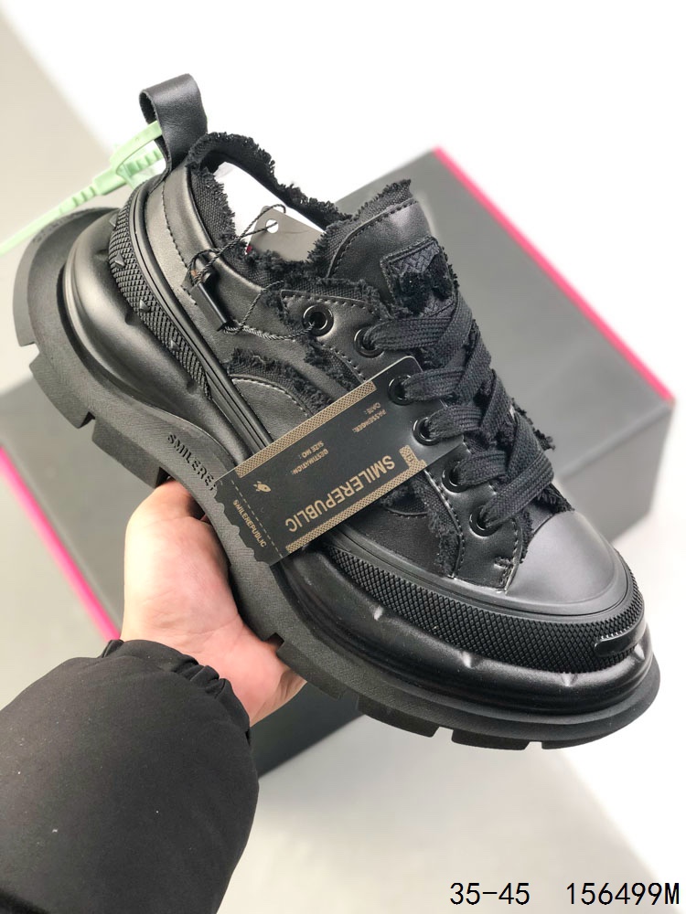 💰320
公司级✅SMILEREPUBLIC SMILE QUEEN CLASSIC 经典色 开口笑2.0 防滑耐磨增高 低帮 老爹鞋
厚底设计增强视觉冲击，低帮轮廓平衡日常穿搭，经典元素延续品牌格调叛逆色彩彰显态度理念，以纯粹黑色为视觉语言，通过白色帆布流苏点綴边缘既保留简约复古的利落线条，又融入现代都市的通動需求。
尺码:如图
ID：156099M