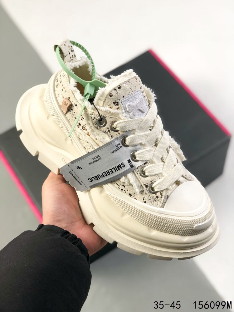 🈴️ 💰320
公司级✅SMILEREPUBLIC SMILE QUEEN CLASSIC 经典色 开口笑2.0 防滑耐磨增高 低帮 老爹鞋
厚底设计增强视觉冲击，低帮轮廓平衡日常穿搭，经典元素延续品牌格调叛逆色彩彰显态度理念，以纯粹黑色为视觉语言，通过白色帆布流苏点綴边缘既保留简约复古的利落线条，又融入现代都市的通動需求。
尺码:如图
ID：156099M