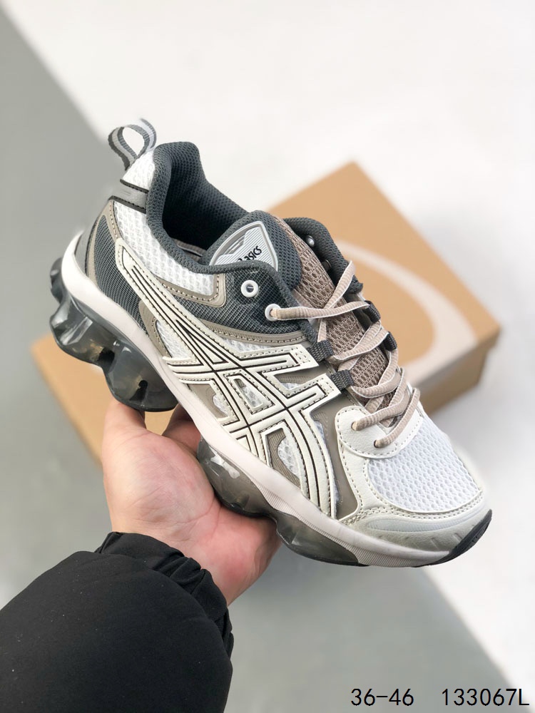 公司级带半码! 亚瑟士 ASICS GEL-QUANTUM KINETIC 从 GEL-NIMBUS、GEL-KINETIC 等跑鞋汲取灵感,鞋身采用合成皮革、网布材质组成,呈现兼具时尚、舒适感的外型;“Birch”以“Light Brown”、“Military Green”以及“Dark Olive”3 色搭配而成,创造适合秋季的自然色彩;鞋身饰有 ASICS 虎纹,鞋舌处的品牌 Logo 与鞋后跟的“GEL”字样相呼应,让整双鞋更加完整 ID:133067L