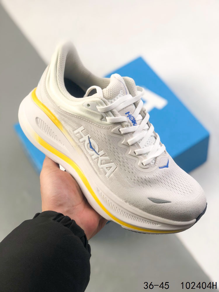 真标带半码! HOKA ONE ONE Bondi 9.0 余文乐同款 新款缓震跑鞋 万众期待的Bondi系列终于迎来了更新,作为HOKA缓震跑鞋的杠把子,Bondi缓震性能非常的出色,Bond9增加了中底的厚度,非常适合慢跑,也适合长时间站立穿,其出色的缓震性能和舒适性缓解长距离跑步和长时间站立带来的疲劳. ID:102404H