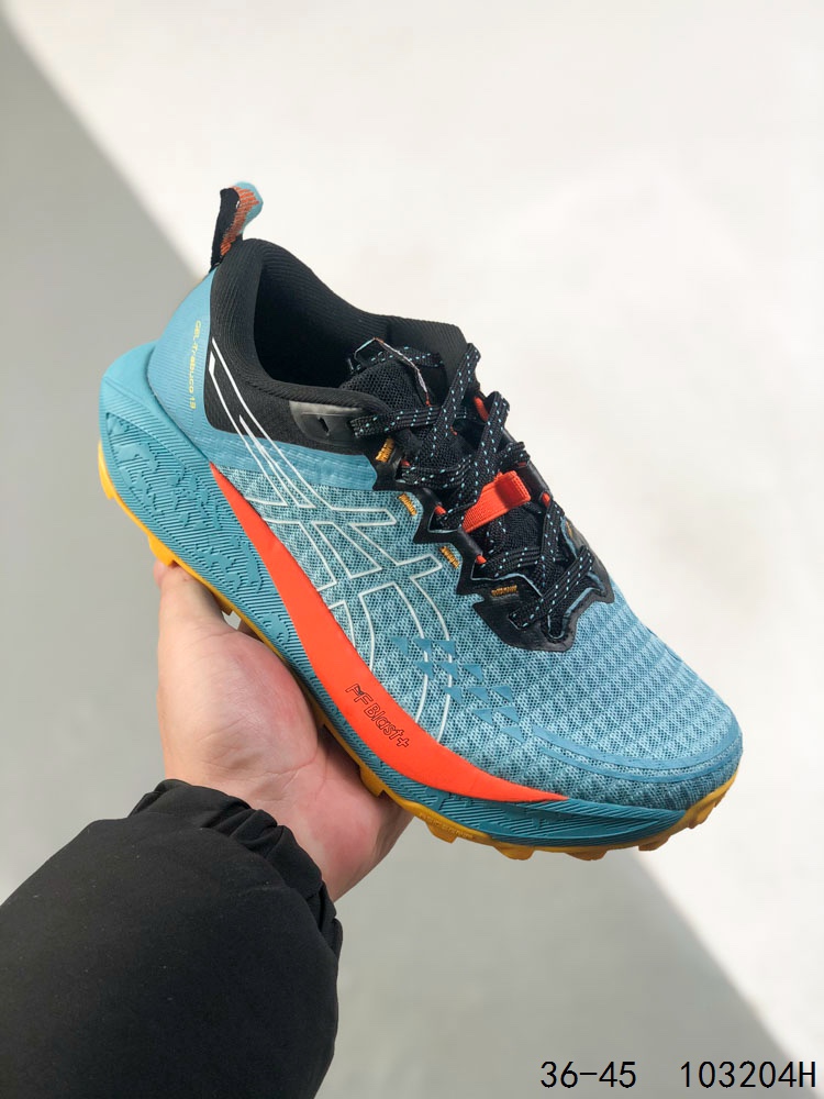 公司级✅ASICS GEL-TRABUCO MAX 3.0 亚瑟士 网面透气 耐磨 越野跑步鞋 这双鞋的外观设计超级吸引人 简约大气 色彩搭配也很时尚 ASICS亚瑟士的独家GEL缓震科技 在跑步过程中感受到前所未有的舒适感 脚底仿佛踩在云端一般轻盈 这双鞋的抓地力也非常出色 无论是湿滑的泥泞小路还是崎岖的山路 它都能牢牢地抓住地面 货号:1012B768 D:103204H