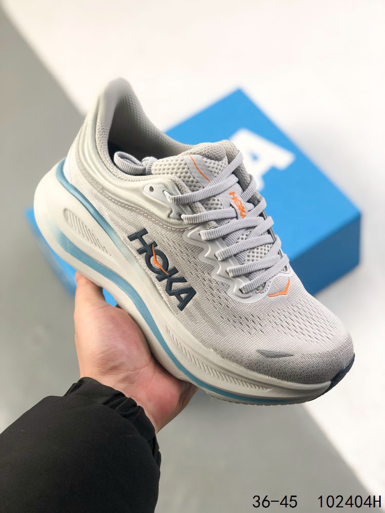 真标带半码! HOKA ONE ONE Bondi 9.0 余文乐同款 新款缓震跑鞋 万众期待的Bondi系列终于迎来了更新,作为HOKA缓震跑鞋的杠把子,Bondi缓震性能非常的出色,Bond9增加了中底的厚度,非常适合慢跑,也适合长时间站立穿,其出色的缓震性能和舒适性缓解长距离跑步和长时间站立带来的疲劳. ID:102404H