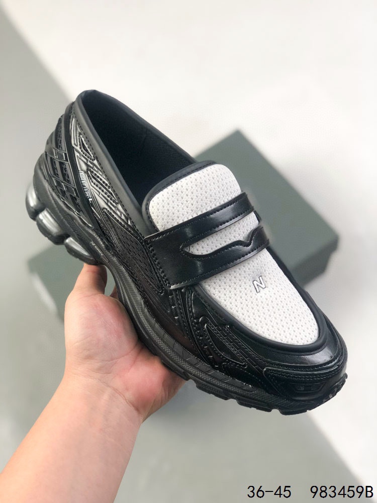 💰160
公司级带半码！
新百伦 New Balance 1906L 一脚蹬缓震乐福鞋款 厚底增高百搭运动休闲鞋。New Balance 话题十足的乐福鞋款 1906L（1906 Loafer）正式迎来全新配色款式，全鞋设计上换上全新色调配置，搭配典型的网眼鞋面和雾面皮革覆盖层，增加透气性与运动感，鞋舌下方加入一个 N 字标志，最后搭载 1906 规格缓震气垫鞋底，兼具舒适脚感与便利的穿脱特性。#HB球鞋#
货号：U1906LGA
尺码：如图
ID：983059B