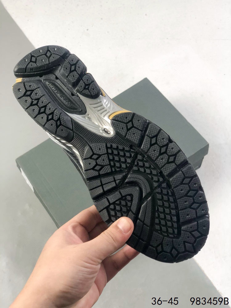 💰180
公司级带半码!
新百伦 New Balance 1906L 一脚蹬缓震乐福鞋款 厚底增高百搭运动休闲鞋。New Balance 话题十足的乐福鞋款 1906L(1906 Loafer)正式迎来全新配色款式,全鞋设计上换上全新色调配置,搭配典型的网眼鞋面和雾面皮革覆盖层,增加透气性与运动感,鞋舌下方加入一个 N 字标志,最后搭载 1906 规格缓震气垫鞋底,兼具舒适脚感与便利的穿脱特性。#HB球鞋#
货号:U1906LGA
尺码:如图
ID:983459B