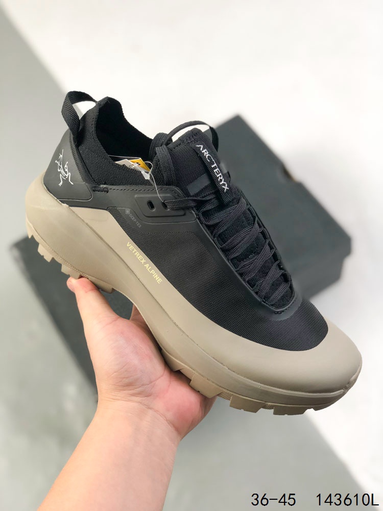 🈴️ 💰200
公司级！Arcteryx KONSEAL LT W  始祖鸟 户外运动跑步鞋
此款鞋采用近几年比较流行的版型设计，外观时尚大气，鞋底采用耐磨的材质，穿上它，让您在平时生活和工作中都会感觉到舒适的体验
ID：143610L