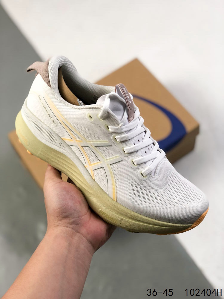 公司级带半码! ASICS亚瑟士顶级稳定支撑运动跑鞋 厚底增高缓震老爹鞋ASICS Gel-Kayano 32 休闲运动鞋透气休闲鞋减震轻质跑步鞋GEL-KAYANO 32 是 ASICS 推出的一款旗舰款跑鞋,旨在通过优化中底设计和升级鞋面结构,显著提升穿着舒适度与支撑性能,让跑者享受流畅自如的奔跑体验.GEL-KAYANO 32延续了该系列产品标志性的自适应稳定系统和卓越的舒适脚感.其主要技术特点包括:4D引导系统:通过广泛的研究和测试开发,能够配合跑者身体运动幅度,有效引导足部形成更高效率的步态循环,即使在复杂路况下也能提供强大的舒适度和稳定性.升级版FF BLAST PLUS缓震材料:兼具轻量性与高能反馈,提供柔软触感的同时确保充沛的回弹动能.PureGEL缓震胶:提供优异的减震效果,确保步态转换流畅自然.工程网眼鞋面与加固处理的鞋舌结构:自适应不同跑者的足弓曲线形态,增强内侧中足部位的支撑性.HYBRID ASICSGRIP大底:提供卓越的抓地力与关键区域的耐磨性. 货号: 1011C051 尺码:如图 ID:102404H