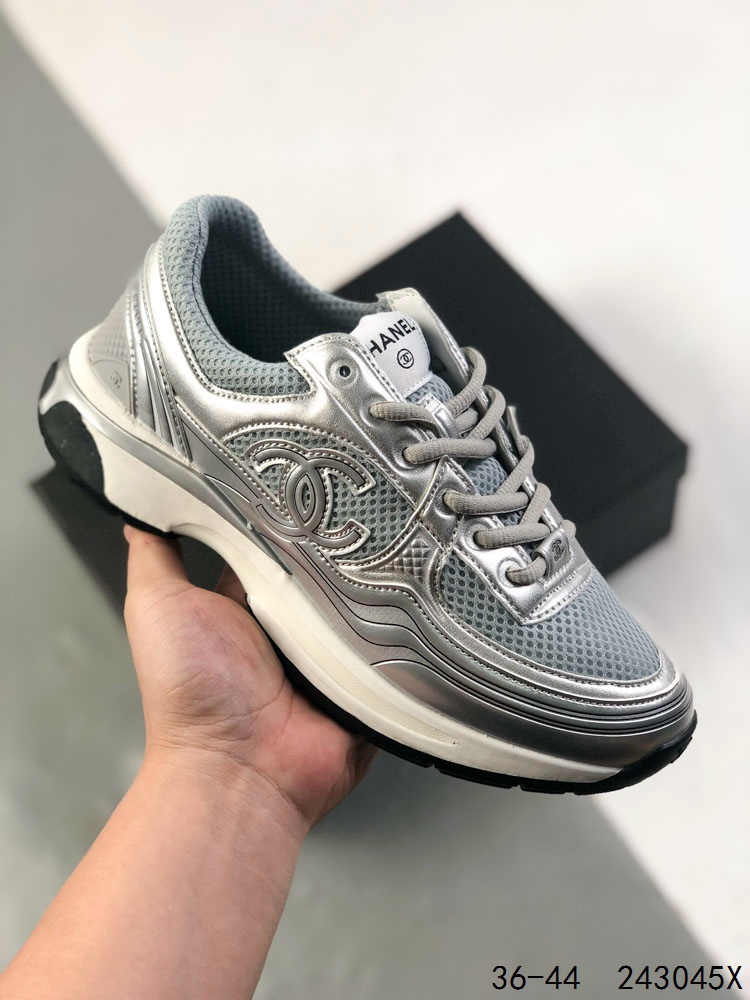 🈴️ 💰170
香奈儿/CHANEL 轻奢单品香奈儿 四季鞋终极衍生款 穿上脚不仅更时髦 简约的鞋面搭配 鞋面搭配优雅而醒目的chanel字母 即时尚又高端大气。鞋面精选香奈儿布料
Size:如图所示
ID:243045X