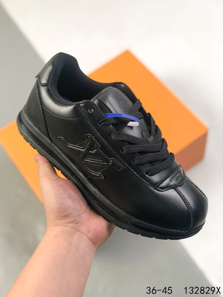 🈴️💰160
路易威登LOUIS VUITTON X NIGO 联名款运动鞋 BUTTERSOFT FW25 圆头系带 低帮 生活休闲鞋 阿甘鞋 路易威登 LOUIS VUITTON LV Buttersoft Nigo 联名运动跑步鞋，素面皮革压纹图案，圆头系带和衬垫鞋面，柔软的穿着体验。Pharrell Williams 肖像和龙虾图案压纹呼应，手缝鞋面 EVA 外底饰有元素，LV 字母皮具元素。
ID：132829X