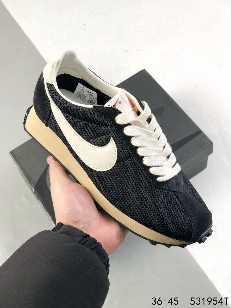 💰115
真标带半码!
耐克 Stussy x Nike联手推出LD-1000 运动鞋时尚跑步鞋,给夏日带来一抹清爽。Stussy 与 Nike 两大品牌携手,于2024年盛夏之际,重磅推出1977年经典之作——Nike LD-1000的复刻版本,并以全新的“Action Green”配色惊艳亮相,为复古运动风潮注入一抹鲜亮活力。在材质运用上,Stussy与Nike同样下足了功夫。鞋面以醒目的Action Green网眼材质覆盖,而鞋头、鞋帮及眼罩部分则巧妙融入麂皮面板,为整双鞋增添了层次感与复古韵味。黑色Swoosh标志、后跟标签及内衬的点缀,与绿色鞋面形成鲜明对比,展现出品牌对色彩搭配的独到见解。鞋跟处的Stussy品牌标识,以活泼的色彩呼应整体设计,彰显联名身份的同时,也传递出品牌间的默契与融合。帆布色中底搭配黑色橡胶华夫鞋底,不仅保留了LD-1000的复古魅力,更通过现代工艺与材质的选择,赋予了其新的生命力。Nike鞋舌标签的重新设计,不仅提升了穿着的舒适度,也再次强调了品牌对运动员的承诺与尊重。
尺码:36 36.5 37.5 38 38.5 39 40 40.5 41 42 42.5 43 44 45
ID:531954T