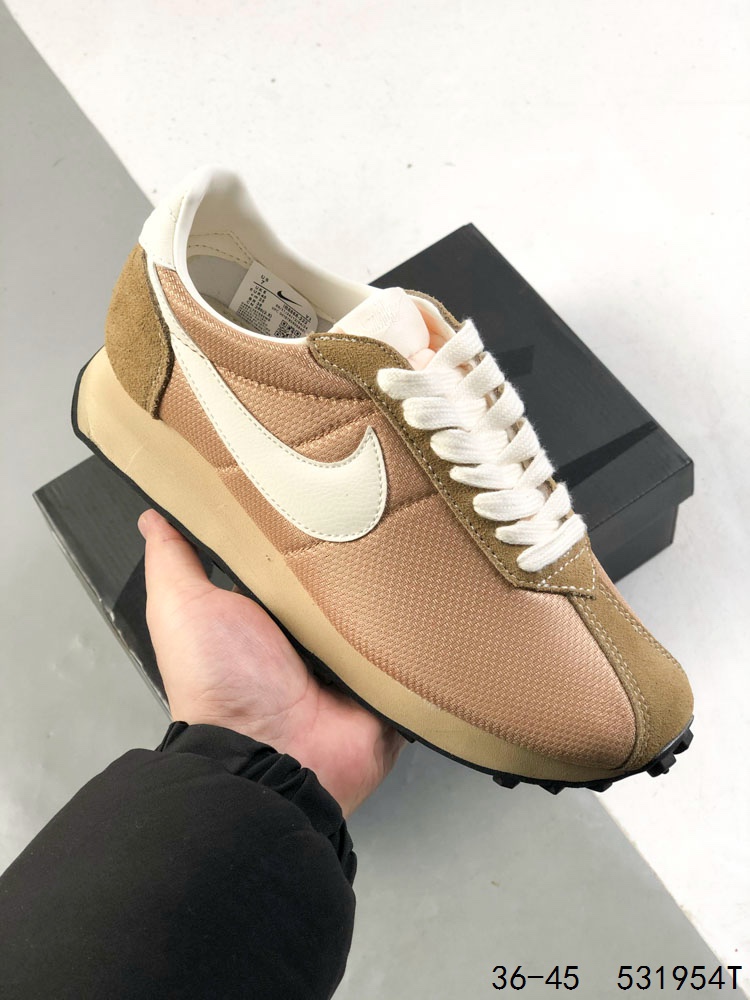 💰115
真标带半码!
耐克 Stussy x Nike联手推出LD-1000 运动鞋时尚跑步鞋,给夏日带来一抹清爽。Stussy 与 Nike 两大品牌携手,于2024年盛夏之际,重磅推出1977年经典之作——Nike LD-1000的复刻版本,并以全新的“Action Green”配色惊艳亮相,为复古运动风潮注入一抹鲜亮活力。在材质运用上,Stussy与Nike同样下足了功夫。鞋面以醒目的Action Green网眼材质覆盖,而鞋头、鞋帮及眼罩部分则巧妙融入麂皮面板,为整双鞋增添了层次感与复古韵味。黑色Swoosh标志、后跟标签及内衬的点缀,与绿色鞋面形成鲜明对比,展现出品牌对色彩搭配的独到见解。鞋跟处的Stussy品牌标识,以活泼的色彩呼应整体设计,彰显联名身份的同时,也传递出品牌间的默契与融合。帆布色中底搭配黑色橡胶华夫鞋底,不仅保留了LD-1000的复古魅力,更通过现代工艺与材质的选择,赋予了其新的生命力。Nike鞋舌标签的重新设计,不仅提升了穿着的舒适度,也再次强调了品牌对运动员的承诺与尊重。
尺码:36 36.5 37.5 38 38.5 39 40 40.5 41 42 42.5 43 44 45
ID:531954T