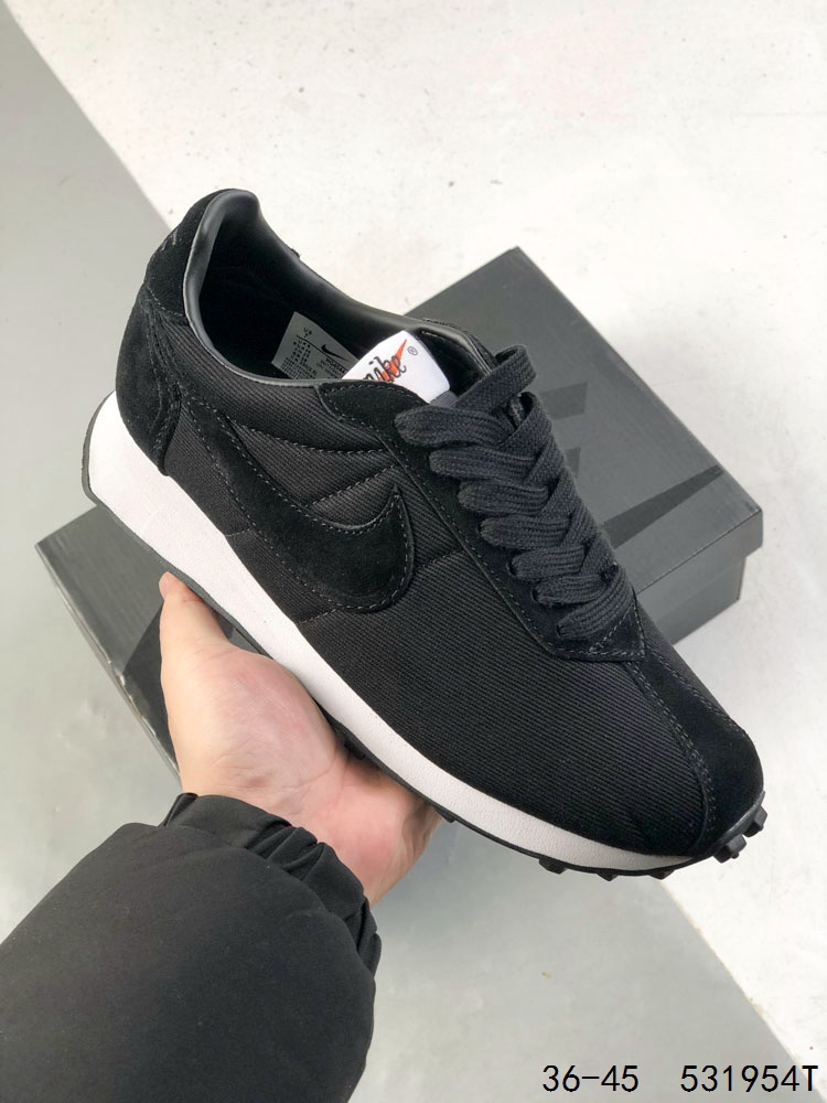 💰115
真标带半码!
耐克 Stussy x Nike联手推出LD-1000 运动鞋时尚跑步鞋,给夏日带来一抹清爽。Stussy 与 Nike 两大品牌携手,于2024年盛夏之际,重磅推出1977年经典之作——Nike LD-1000的复刻版本,并以全新的“Action Green”配色惊艳亮相,为复古运动风潮注入一抹鲜亮活力。在材质运用上,Stussy与Nike同样下足了功夫。鞋面以醒目的Action Green网眼材质覆盖,而鞋头、鞋帮及眼罩部分则巧妙融入麂皮面板,为整双鞋增添了层次感与复古韵味。黑色Swoosh标志、后跟标签及内衬的点缀,与绿色鞋面形成鲜明对比,展现出品牌对色彩搭配的独到见解。鞋跟处的Stussy品牌标识,以活泼的色彩呼应整体设计,彰显联名身份的同时,也传递出品牌间的默契与融合。帆布色中底搭配黑色橡胶华夫鞋底,不仅保留了LD-1000的复古魅力,更通过现代工艺与材质的选择,赋予了其新的生命力。Nike鞋舌标签的重新设计,不仅提升了穿着的舒适度,也再次强调了品牌对运动员的承诺与尊重。
尺码:36 36.5 37.5 38 38.5 39 40 40.5 41 42 42.5 43 44 45
ID:531954T