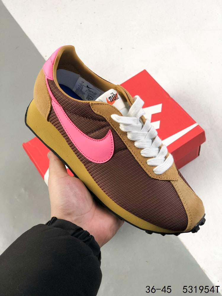 🈴️ 💰115
真标带半码!
耐克 Stussy x Nike联手推出LD-1000 运动鞋时尚跑步鞋,给夏日带来一抹清爽。Stussy 与 Nike 两大品牌携手,于2024年盛夏之际,重磅推出1977年经典之作——Nike LD-1000的复刻版本,并以全新的“Action Green”配色惊艳亮相,为复古运动风潮注入一抹鲜亮活力。在材质运用上,Stussy与Nike同样下足了功夫。鞋面以醒目的Action Green网眼材质覆盖,而鞋头、鞋帮及眼罩部分则巧妙融入麂皮面板,为整双鞋增添了层次感与复古韵味。黑色Swoosh标志、后跟标签及内衬的点缀,与绿色鞋面形成鲜明对比,展现出品牌对色彩搭配的独到见解。鞋跟处的Stussy品牌标识,以活泼的色彩呼应整体设计,彰显联名身份的同时,也传递出品牌间的默契与融合。帆布色中底搭配黑色橡胶华夫鞋底,不仅保留了LD-1000的复古魅力,更通过现代工艺与材质的选择,赋予了其新的生命力。Nike鞋舌标签的重新设计,不仅提升了穿着的舒适度,也再次强调了品牌对运动员的承诺与尊重。
尺码:36 36.5 37.5 38 38.5 39 40 40.5 41 42 42.5 43 44 45
ID:531954T