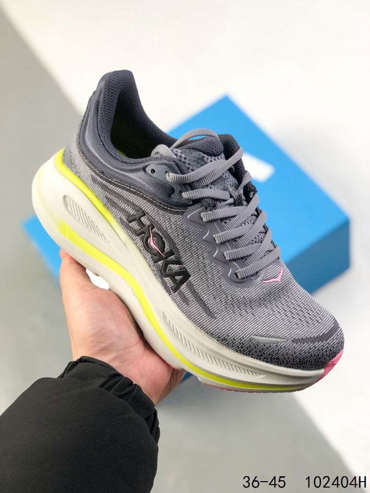 真标带半码! HOKA ONE ONE Bondi 9.0 余文乐同款 新款缓震跑鞋 万众期待的Bondi系列终于迎来了更新,作为HOKA缓震跑鞋的杠把子,Bondi缓震性能非常的出色,Bond9增加了中底的厚度,非常适合慢跑,也适合长时间站立穿,其出色的缓震性能和舒适性缓解长距离跑步和长时间站立带来的疲劳. ID:102404H