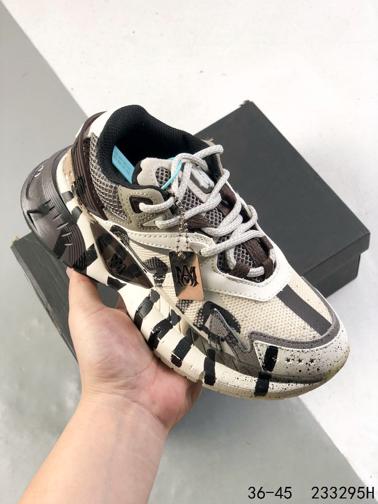 💰180
埃米尔amiri鞋王一博dunk休闲透气男女新款板鞋春夏情侣同款运动鞋。在近两年最火的Skel-top-low-sneakers,成为了Amiri的又一大标志。在高帮大火后,迅速推出了低帮。不仅做工与面料非常优秀,也有很多种颜色供大家选择。这双鞋真的太帅了。虽然和a1-dunk很像。但是感觉真的不一样。AMIRI对产品的材质十分讲究力求用最好材质和工艺来制作产品。鞋面是头层牛皮➕透气孔组合而成,鞋帮侧面骨头采用两张牛皮面贴合处理 。
尺码:如图
编码:233295H