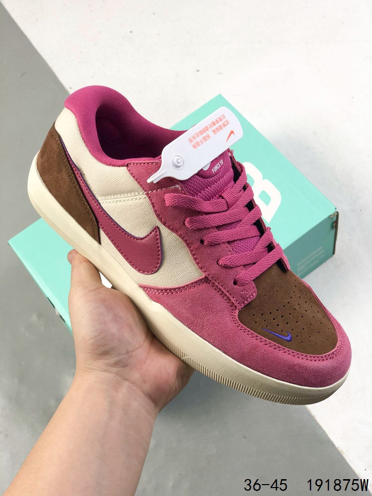 💰110
真标带半码！
耐克Nike SB Force 58款 是一款将前沿创新带入街头的单品，它具有硫化杯底，具有出色的耐用性和灵活性。使用帆布和绒面革，在饰面上放置通风口，它自始至终都融入了传统篮球风格，此次配色迎入，小闪电和芝加哥的风格，重新打造鞋款
ID:191875W