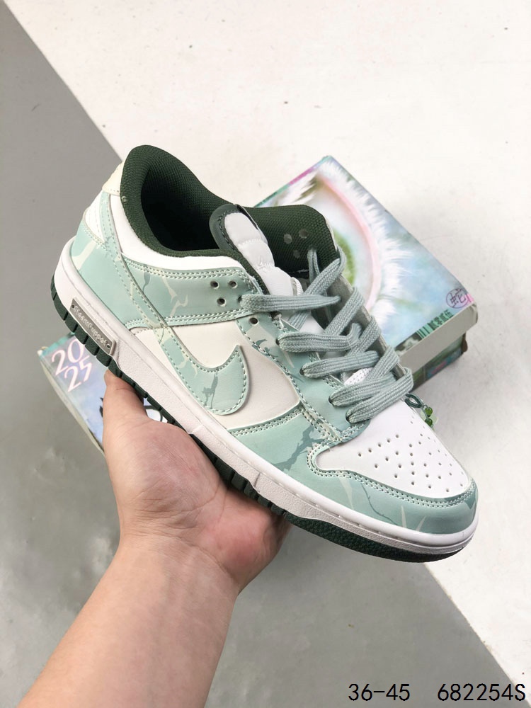 💰130
耐克Nike SB Dunk Low 复古低帮休闲运动滑板板鞋。采用脚感柔软舒适ZoomAir气垫,有效吸收滑板等极限运动在落地时带来的冲击力,为街头运动者们提供更好的保护
ID:682254S