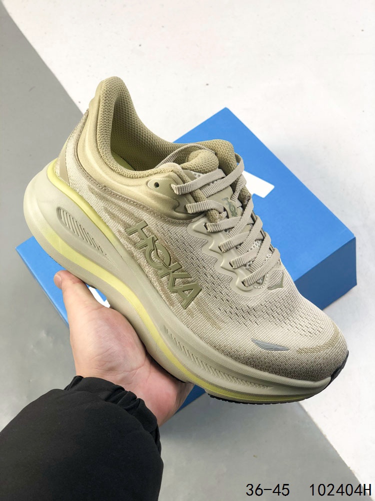 真标带半码! HOKA ONE ONE Bondi 9.0 余文乐同款 新款缓震跑鞋 万众期待的Bondi系列终于迎来了更新,作为HOKA缓震跑鞋的杠把子,Bondi缓震性能非常的出色,Bond9增加了中底的厚度,非常适合慢跑,也适合长时间站立穿,其出色的缓震性能和舒适性缓解长距离跑步和长时间站立带来的疲劳. ID:102404H
