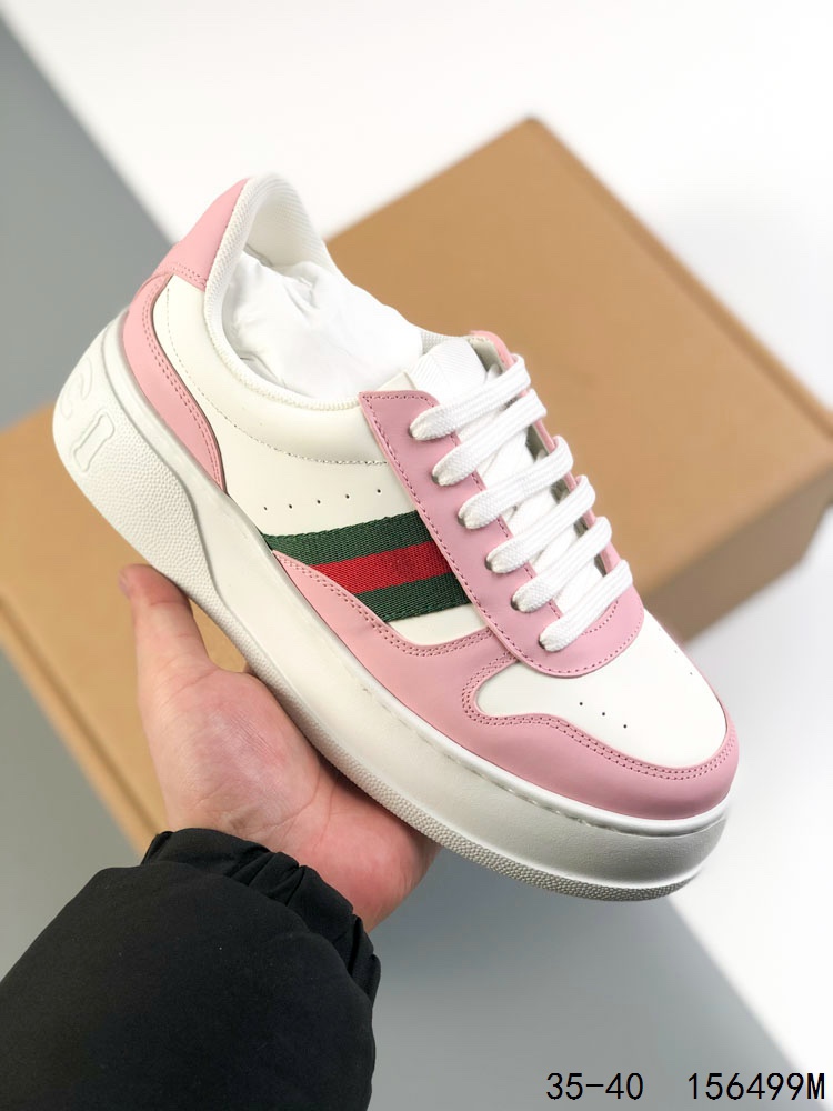 🈴️ 💰340
【公司级】GUCCI 古驰 百搭休闲运动板鞋。明星同款 小红书爆款老花 小白鞋 厚底增高男女士运动鞋 皮革鞋面真标 经典高奢品牌GUCCI古驰 复古松糕跟休闲运动鞋。
尺码：如图
ID：156499M