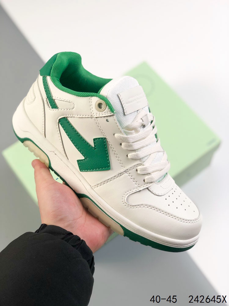 💰150
✅当红美潮,设计师独立品牌Off-White™ c/o Virgil Abloh Out Of Office Low-top Leather OW联名 箭头OFF-White 重磅联名 Sneakers"OOO"复古百搭休闲运动板鞋 原楦型开发纸版#采用粒面头层小牛皮饰片#超软PU鞋垫+拼接去臭网布材质#全新开发橡胶耐磨鞋底低帮"Out of office"运动鞋，侧面为对角箭头图案，鞋跟处为Off-White™徽标，橡胶鞋底，白色系带鞋绳。Virgil Abloh——Off-White品牌创始人兼创意总监希望呈现一款既兼具二十世纪80年代与90年代的美感、又适宜日常穿着的网球鞋。于是“OUT OF OFFICE”运动鞋诞生了：低帮线条廓形，将街头的闲适、篮球的轻捷与跑步的力量绝妙融合。这款运动鞋拥有色彩鲜明的外底，半透明凝胶镶边，经典镂空鞋头与鞋面设计，螺纹针织鞋跟饰有徽标图案
尺码：如图
ID：242645X