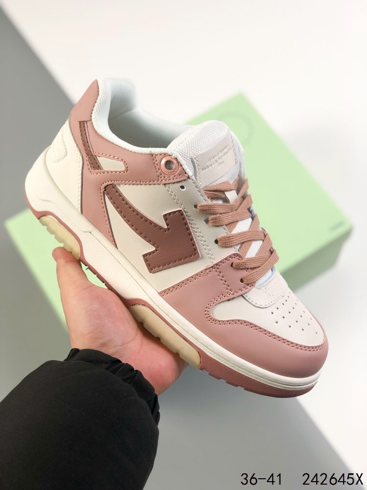 💰150
✅当红美潮,设计师独立品牌Off-White™ c/o Virgil Abloh Out Of Office Low-top Leather OW联名 箭头OFF-White 重磅联名 Sneakers"OOO"复古百搭休闲运动板鞋 原楦型开发纸版#采用粒面头层小牛皮饰片#超软PU鞋垫+拼接去臭网布材质#全新开发橡胶耐磨鞋底低帮"Out of office"运动鞋，侧面为对角箭头图案，鞋跟处为Off-White™徽标，橡胶鞋底，白色系带鞋绳。Virgil Abloh——Off-White品牌创始人兼创意总监希望呈现一款既兼具二十世纪80年代与90年代的美感、又适宜日常穿着的网球鞋。于是“OUT OF OFFICE”运动鞋诞生了：低帮线条廓形，将街头的闲适、篮球的轻捷与跑步的力量绝妙融合。这款运动鞋拥有色彩鲜明的外底，半透明凝胶镶边，经典镂空鞋头与鞋面设计，螺纹针织鞋跟饰有徽标图案
尺码：如图
ID：242645X