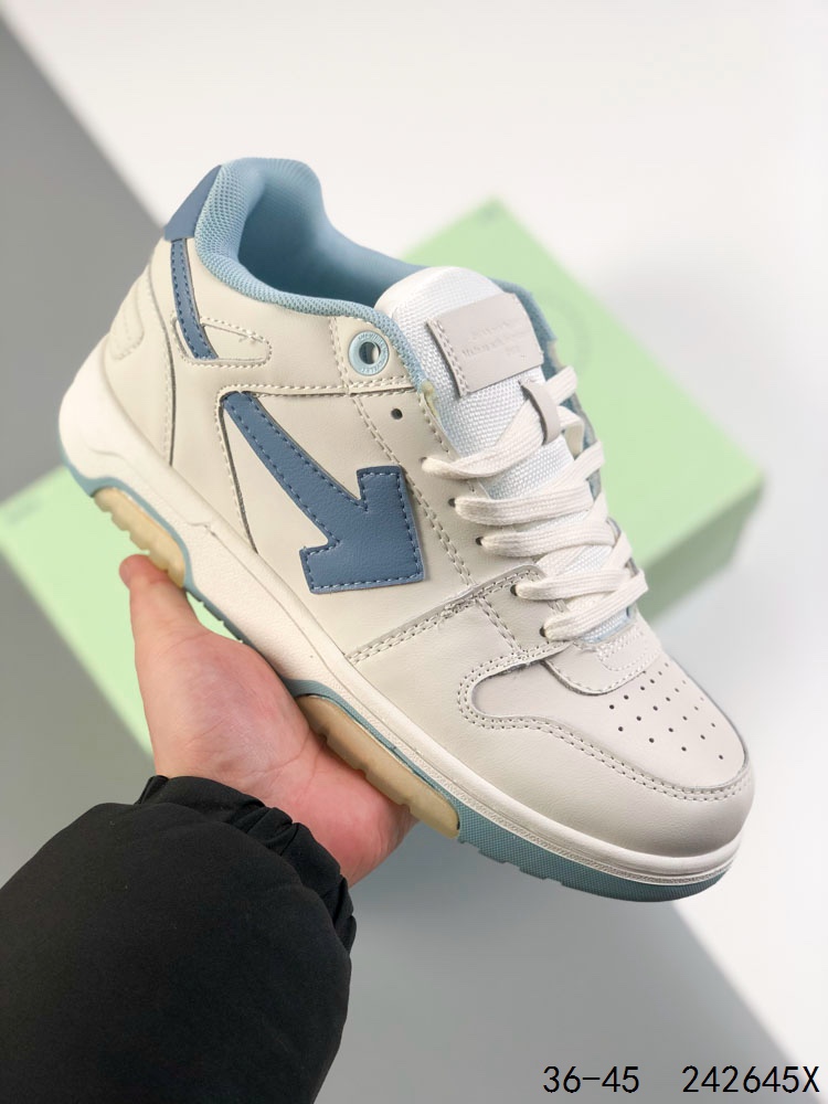 🈴️ 💰150
✅当红美潮,设计师独立品牌Off-White™ c/o Virgil Abloh Out Of Office Low-top Leather OW联名 箭头OFF-White 重磅联名 Sneakers"OOO"复古百搭休闲运动板鞋 原楦型开发纸版#采用粒面头层小牛皮饰片#超软PU鞋垫+拼接去臭网布材质#全新开发橡胶耐磨鞋底低帮"Out of office"运动鞋，侧面为对角箭头图案，鞋跟处为Off-White™徽标，橡胶鞋底，白色系带鞋绳。Virgil Abloh——Off-White品牌创始人兼创意总监希望呈现一款既兼具二十世纪80年代与90年代的美感、又适宜日常穿着的网球鞋。于是“OUT OF OFFICE”运动鞋诞生了：低帮线条廓形，将街头的闲适、篮球的轻捷与跑步的力量绝妙融合。这款运动鞋拥有色彩鲜明的外底，半透明凝胶镶边，经典镂空鞋头与鞋面设计，螺纹针织鞋跟饰有徽标图案
尺码：如图
ID：242645X