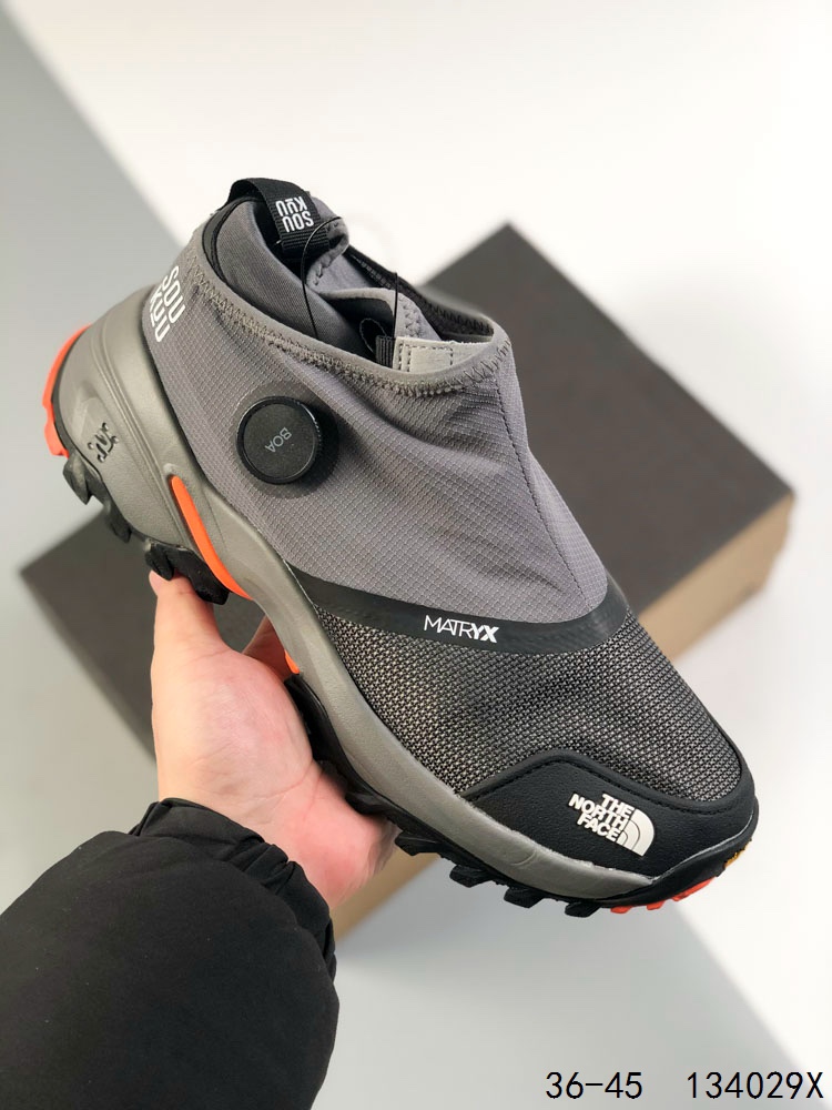 💰220
【公司级】THE NORTH FACE北面男鞋25春夏户外轻便透气舒适防滑休闲营地鞋板鞋 毛毛虫 复古百搭厚底增高运动板鞋 轻巧、柔软、温暖、灵活。居家室内一脚蹬休闲面包鞋采用尼龙帆布鞋面材质#外置轻量PU鞋底❗毛毛虫鞋的设计灵感来源于其独特的外观,鞋身采用柔软的材料,提供极佳的舒适度。鞋底设计考虑了抓地力,适合各种户外活动。此外,该鞋还具有良好的透气性,即使在长时间穿着下也能保持脚部干爽。
码数:36-45
ID:134029X