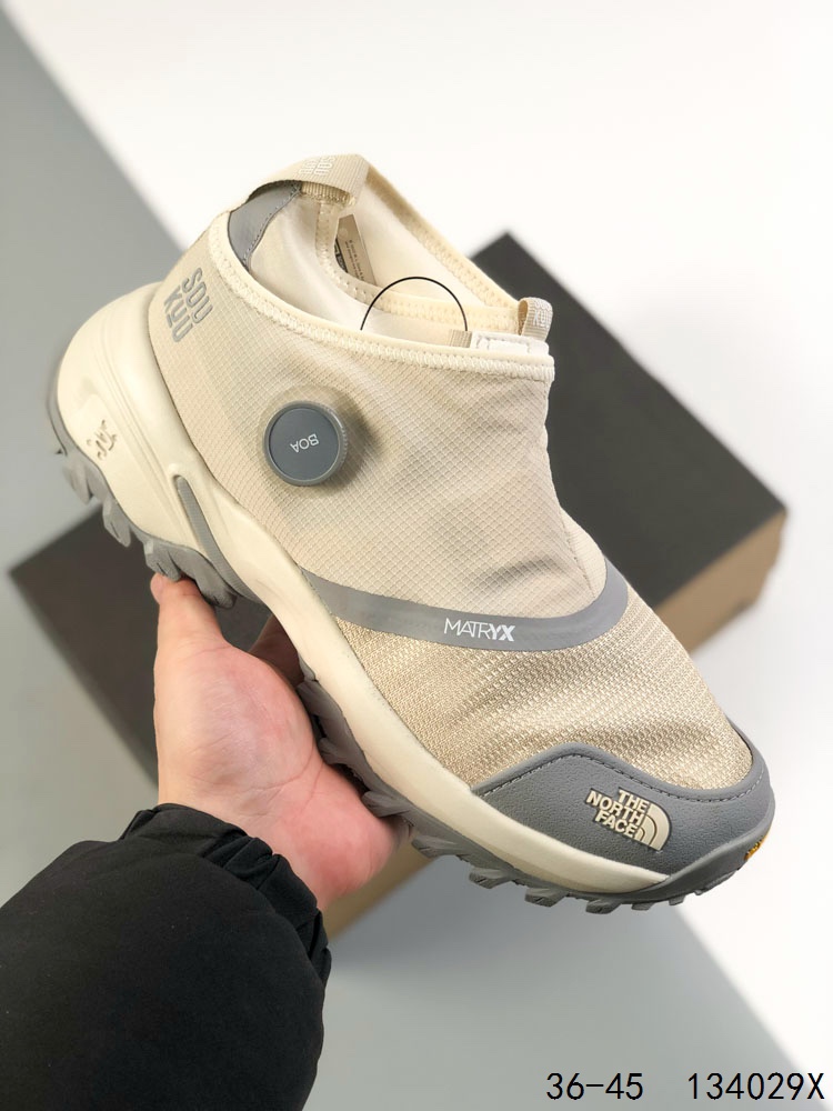 💰220
【公司级】THE NORTH FACE北面男鞋25春夏户外轻便透气舒适防滑休闲营地鞋板鞋 毛毛虫 复古百搭厚底增高运动板鞋 轻巧、柔软、温暖、灵活。居家室内一脚蹬休闲面包鞋采用尼龙帆布鞋面材质#外置轻量PU鞋底❗毛毛虫鞋的设计灵感来源于其独特的外观,鞋身采用柔软的材料,提供极佳的舒适度。鞋底设计考虑了抓地力,适合各种户外活动。此外,该鞋还具有良好的透气性,即使在长时间穿着下也能保持脚部干爽。
码数:36-45
ID:134029X