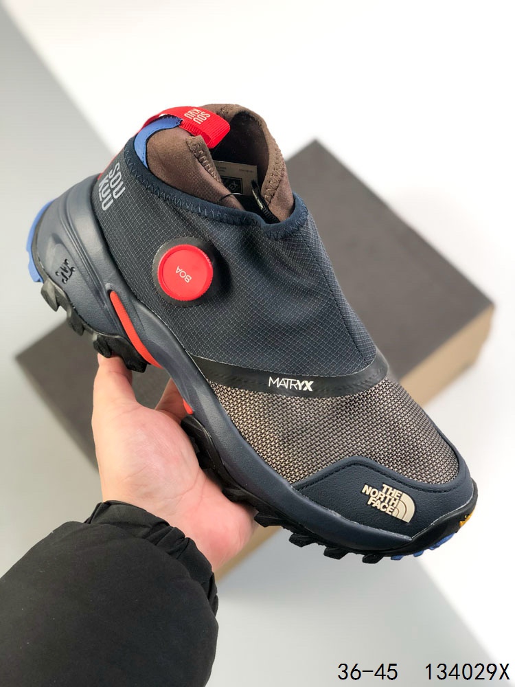 🈴️ 💰220
【公司级】THE NORTH FACE北面男鞋25春夏户外轻便透气舒适防滑休闲营地鞋板鞋 毛毛虫 复古百搭厚底增高运动板鞋 轻巧、柔软、温暖、灵活。居家室内一脚蹬休闲面包鞋采用尼龙帆布鞋面材质#外置轻量PU鞋底❗毛毛虫鞋的设计灵感来源于其独特的外观,鞋身采用柔软的材料,提供极佳的舒适度。鞋底设计考虑了抓地力,适合各种户外活动。此外,该鞋还具有良好的透气性,即使在长时间穿着下也能保持脚部干爽。
码数:36-45
ID:134029X