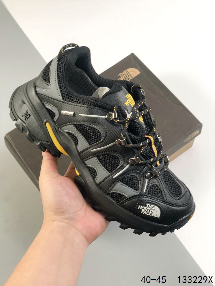 💰180
【公司级】THE NORTH FACE北面男鞋25春夏户外轻便透气舒适防滑休闲营地鞋板鞋 毛毛虫 复古百搭厚底增高运动板鞋 轻巧、柔软、温暖、灵活。居家室内一脚蹬休闲面包鞋采用尼龙帆布鞋面材质#外置轻量PU鞋底❗毛毛虫鞋的设计灵感来源于其独特的外观，鞋身采用柔软的材料，提供极佳的舒适度。鞋底设计考虑了抓地力，适合各种户外活动。此外，该鞋还具有良好的透气性，即使在长时间穿着下也能保持脚部干爽‌‌。
码数：40-45
ID：133229X