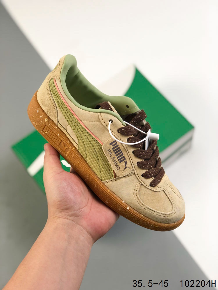💰130
Puma彪马男女通用Palermo OG 标贴运动鞋 鞋款复刻，重温足球文化风潮！
近日 PUMA 将经典鞋款 Palermo 重新带回市场，让众多鞋迷和足球爱好者重温上世纪80年代的足球文化风潮。这一经典复刻版本将延续当年的标志性蓝白配色，并搭载复古的T字型鞋头设计和经典的棕色胶底，以传统规划语言诠释了足球文明的魅力。
此次的复刻版本完美还原了当年经典设计，同时注入了现代元素。鞋身点缀着烫金 PUMA Logo，与鞋尾的美洲狮 Logo 相呼应，彰显了品牌的标志性风采。经典的蓝白配色则让人们仿佛回到了充满激情和活力的80年代足球场上。
尺码：如图
ID：102204H