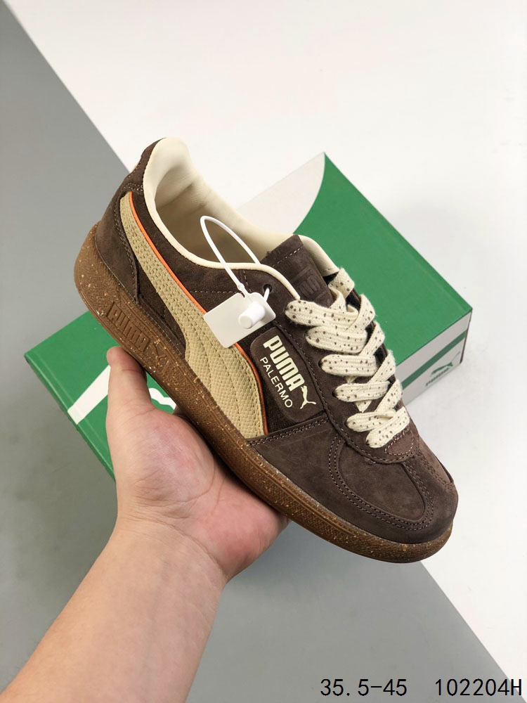 💰130
Puma彪马男女通用Palermo OG 标贴运动鞋 鞋款复刻，重温足球文化风潮！
近日 PUMA 将经典鞋款 Palermo 重新带回市场，让众多鞋迷和足球爱好者重温上世纪80年代的足球文化风潮。这一经典复刻版本将延续当年的标志性蓝白配色，并搭载复古的T字型鞋头设计和经典的棕色胶底，以传统规划语言诠释了足球文明的魅力。
此次的复刻版本完美还原了当年经典设计，同时注入了现代元素。鞋身点缀着烫金 PUMA Logo，与鞋尾的美洲狮 Logo 相呼应，彰显了品牌的标志性风采。经典的蓝白配色则让人们仿佛回到了充满激情和活力的80年代足球场上。
尺码：如图
ID：102204H