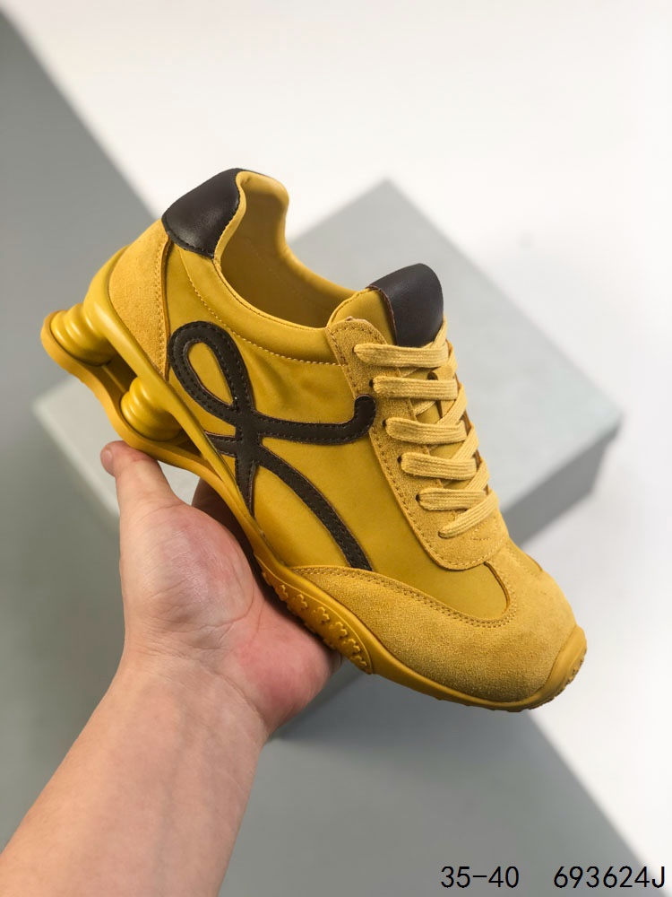 💰200
公司级！GG-CC 罗意威/Loewe Ballet Runner 25ss春季新款爆款 2.0系列阿甘复古风德训鞋薄底百搭休闲运动鞋 
#外贸出口订单 广东原厂 作为Loewe的标志性设计 超柔软，轻便且灵活的鞋底，升级的柔软皮革内衬和鞋床，提供最大舒适感，真皮和皮料混搭彰显复古风格 拼色德训鞋 阿甘鞋 小白鞋 拼色拼接鞋面 柔软舒适 被评为年度最舒适的暴走鞋 如履平地  原版细节 鞋面由进口麂皮 原版冰丝布拼接 真皮垫脚 原版定制磨具组合大底 原盒包装 众多明星同款上脚 极具爆款。
尺码：如图
ID：693624J