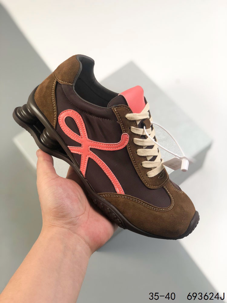 🈴️ 💰200
公司级！GG-CC 罗意威/Loewe Ballet Runner 25ss春季新款爆款 2.0系列阿甘复古风德训鞋薄底百搭休闲运动鞋 
#外贸出口订单 广东原厂 作为Loewe的标志性设计 超柔软，轻便且灵活的鞋底，升级的柔软皮革内衬和鞋床，提供最大舒适感，真皮和皮料混搭彰显复古风格 拼色德训鞋 阿甘鞋 小白鞋 拼色拼接鞋面 柔软舒适 被评为年度最舒适的暴走鞋 如履平地  原版细节 鞋面由进口麂皮 原版冰丝布拼接 真皮垫脚 原版定制磨具组合大底 原盒包装 众多明星同款上脚 极具爆款。
尺码：如图
ID：693624J