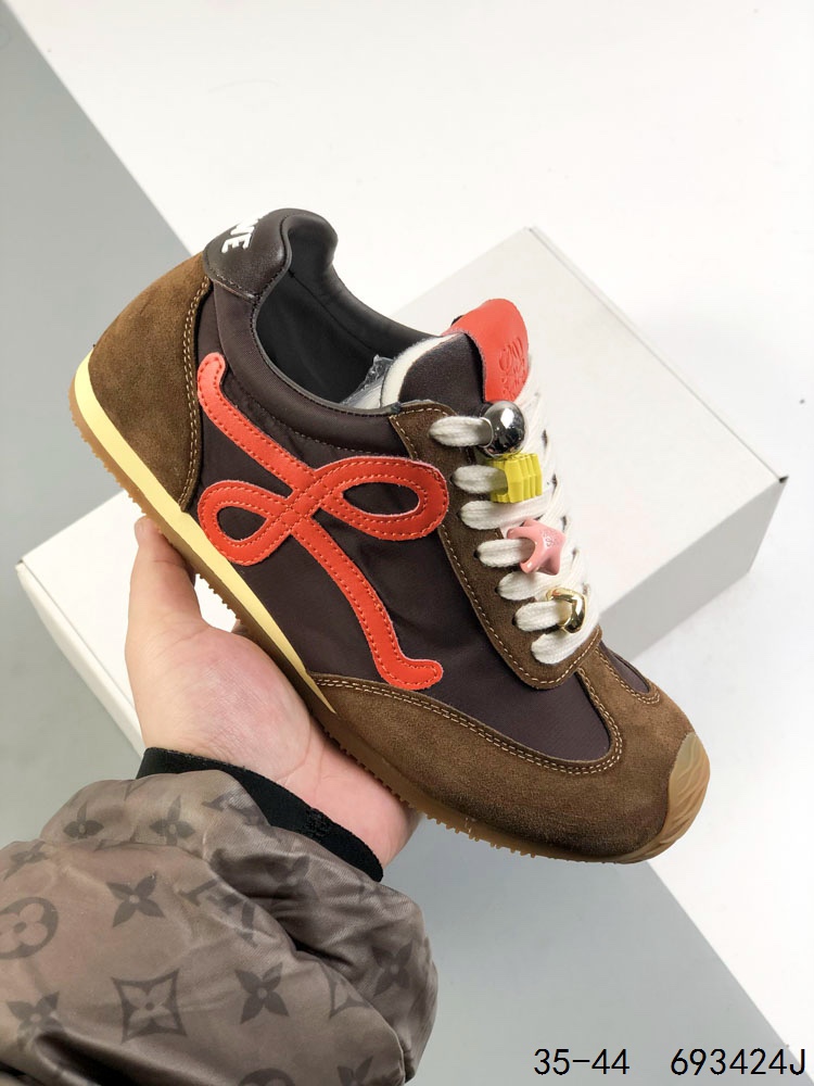 💰190
公司级！GG-CC 罗意威/Loewe Ballet Runner 25ss春季新款爆款 2.0系列阿甘复古风德训鞋薄底百搭休闲运动鞋 
#外贸出口订单 广东原厂 作为Loewe的标志性设计 超柔软，轻便且灵活的鞋底，升级的柔软皮革内衬和鞋床，提供最大舒适感，真皮和皮料混搭彰显复古风格 拼色德训鞋 阿甘鞋 小白鞋 拼色拼接鞋面 柔软舒适 被评为年度最舒适的暴走鞋 如履平地  原版细节 鞋面由进口麂皮 原版冰丝布拼接 真皮垫脚 原版定制磨具组合大底 原盒包装 众多明星同款上脚 极具爆款。
尺码：如图
ID：693424J