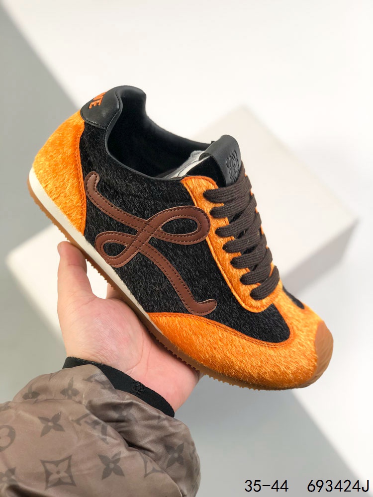 🈴️ 💰190
公司级！GG-CC 罗意威/Loewe Ballet Runner 25ss春季新款爆款 2.0系列阿甘复古风德训鞋薄底百搭休闲运动鞋 
#外贸出口订单 广东原厂 作为Loewe的标志性设计 超柔软，轻便且灵活的鞋底，升级的柔软皮革内衬和鞋床，提供最大舒适感，真皮和皮料混搭彰显复古风格 拼色德训鞋 阿甘鞋 小白鞋 拼色拼接鞋面 柔软舒适 被评为年度最舒适的暴走鞋 如履平地  原版细节 鞋面由进口麂皮 原版冰丝布拼接 真皮垫脚 原版定制磨具组合大底 原盒包装 众多明星同款上脚 极具爆款。
尺码：如图
ID：693424J