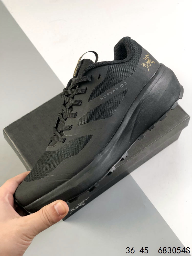 💰170
公司级！Arcteryx KONSEAL LT W  始祖鸟 户外运动跑步鞋
此款鞋采用近几年比较流行的版型设计，外观时尚大气，鞋底采用耐磨的材质，穿上它，让您在平时生活和工作中都会感觉到舒适的体验
ID：683054S