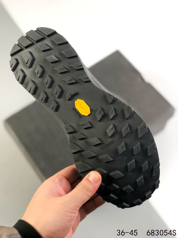 💰170
公司级！Arcteryx KONSEAL LT W  始祖鸟 户外运动跑步鞋
此款鞋采用近几年比较流行的版型设计，外观时尚大气，鞋底采用耐磨的材质，穿上它，让您在平时生活和工作中都会感觉到舒适的体验
ID：683054S