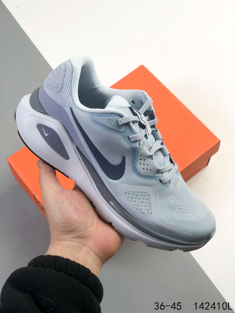 真标带半码! 耐克 Nike Air Zoom Structure 26轻量跑鞋.鞋面采用透气工程网眼材质制作.鞋身整体轻盈舒适透气,鞋子颜色以白灰色为主色调!耐克Logo以银色搭配,整体颜色非常协调,简约风格,让日穿的穿搭更时尚.前掌搭载Air Zoom气垫,中底采用泡棉减震科技. ID:142410L